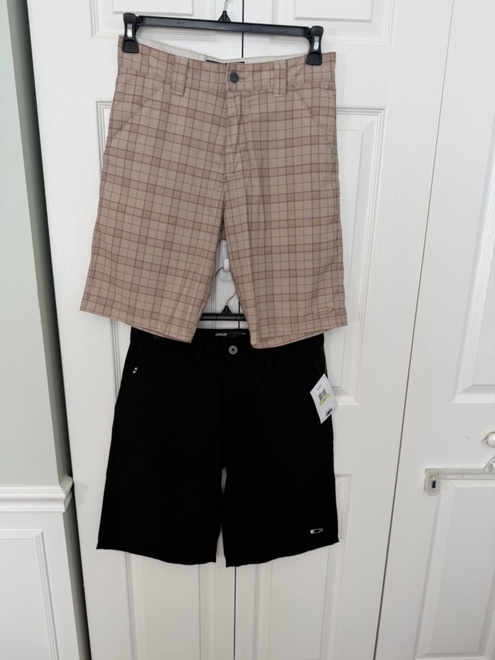 Oakley Men's Two-Pack Flat Front Shorts in Tan Plaid and Black
